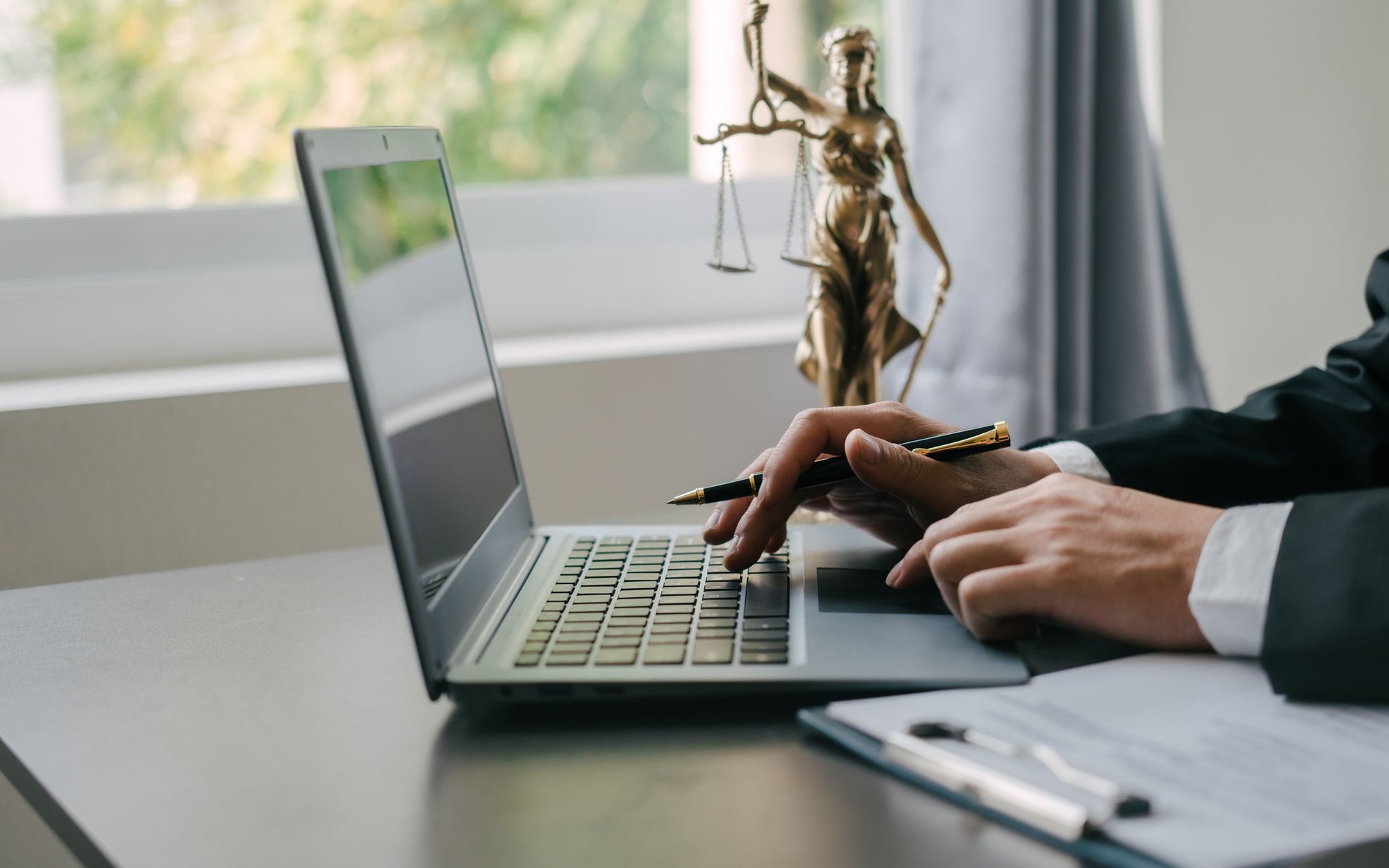 Prawnik zaliczy do podatkowych kosztów tylko część opłat za aplikację