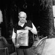 Stanislaw Lem z deficytowym w latach 80. towarem - proszkiem do prania