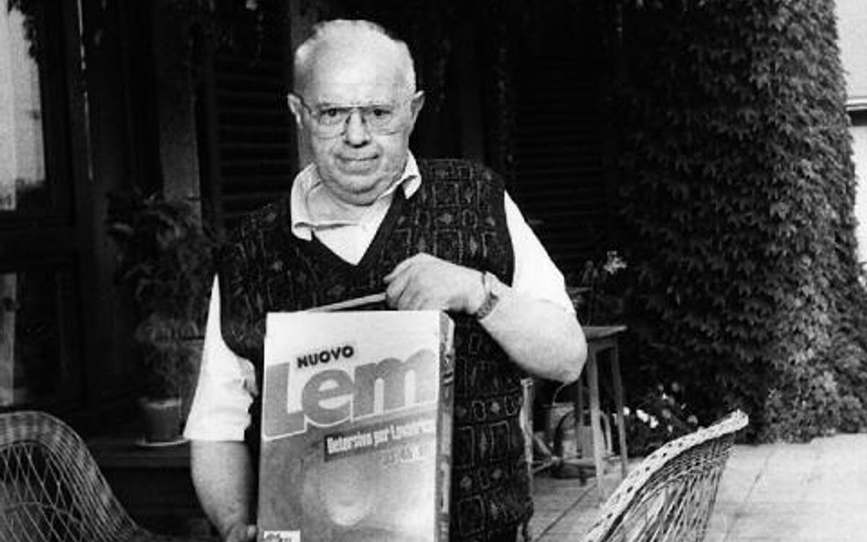 Stanislaw Lem z deficytowym w latach 80. towarem - proszkiem do prania