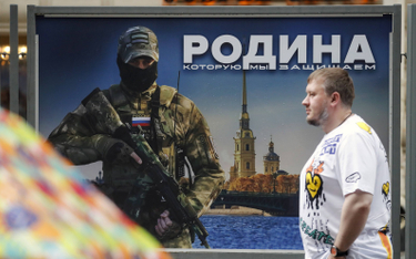 Billboard z rosyjskim żołnierzem i podpisem „Ojczyzna, której bronimy”.