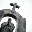 Krzyż na pomniku Jana Pawła II. Burza w internecie