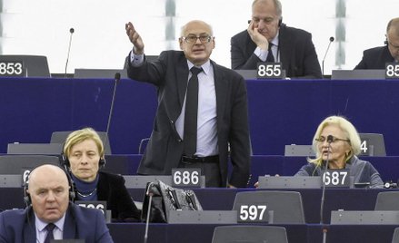 Jak linia partyjna odbiera rozum mediom prawicowym