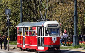 Linia K obsługiwana przez zabytkowy tramwaj 13N zwany "parówką" wyjedzie na tory 8 marca