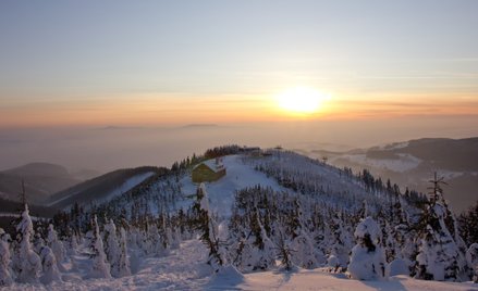 Widok na Slamnik po czeskiej stronie Sudetów. Tutaj powstaje most Sky Bridge 721.