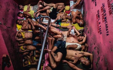 10. Nocleg w nieludzko zatłoczonym więzieniu w Manili.