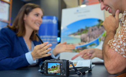 Młodsi klienci biur podróży wolą kupować wakacje u agentów turystycznych