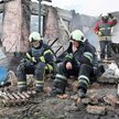 Charkowscy strażacy na ruinach kolejnego domu po ugaszeniu pożaru