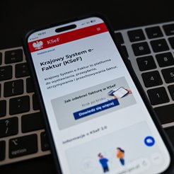 Ministerstwo Finansów tłumaczy, że wystawianie podwójnych faktur jest działaniem nieprawidłowym.