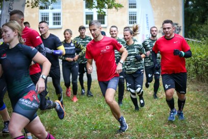 Uczestnicy zmierzą się z trasą liczącą około 5 km, pełną przeszkód wynikających z ukształtowania ter