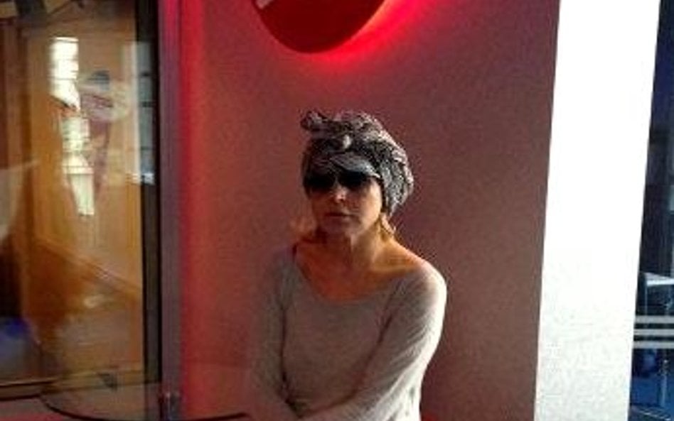 Monika Olejnik w turbanie broni Antoniego Macierewicza