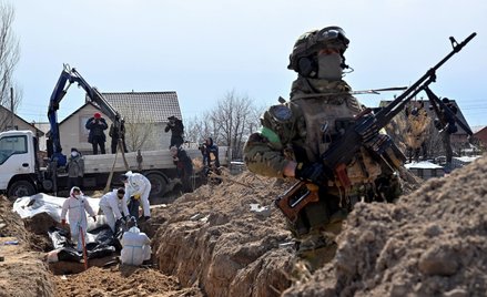 Ekshumacja zwłok w jednym z masowych grobów w Buczy
