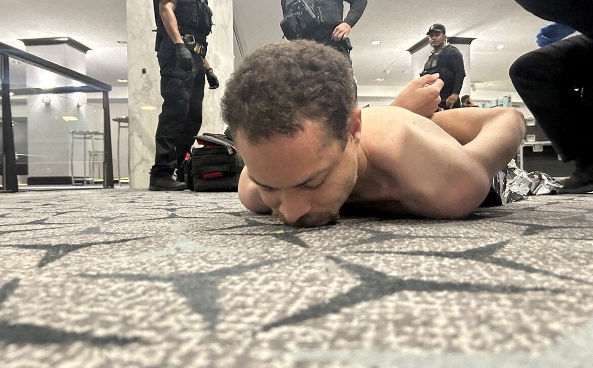 Strzały na kolacji z Trumpem. Napastnik był nauczycielem z Kalifornii