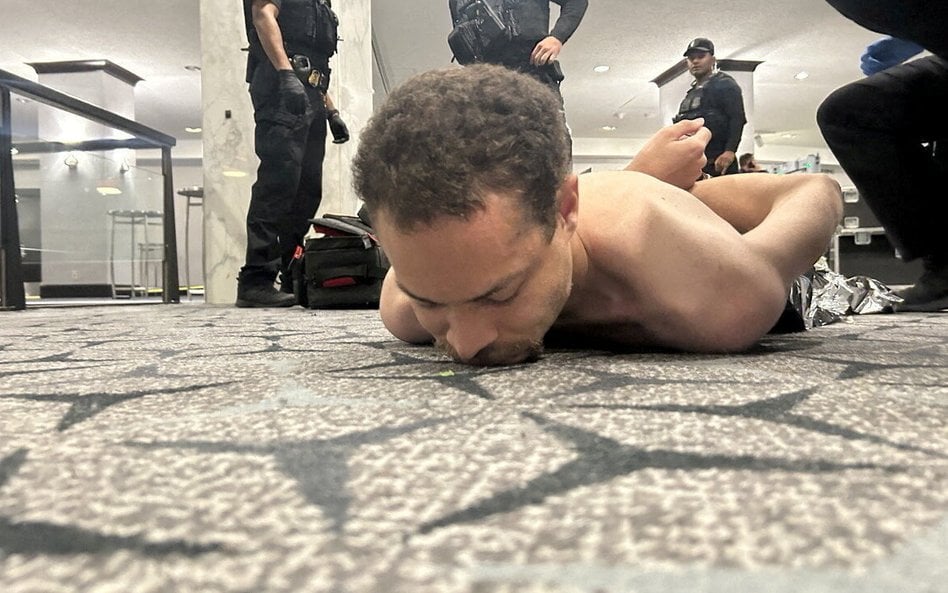 Cole Tomas Allen po zatrzymaniu w hotelu Washington Hilton