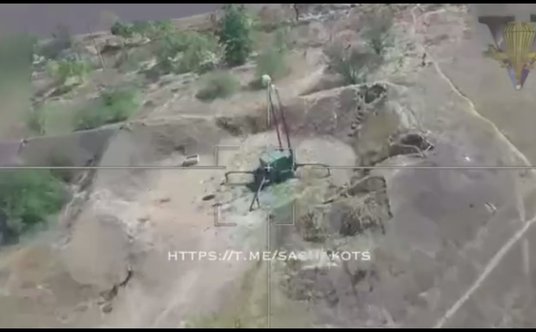 Naziemna stacja retranslacji sygnału łączności BSP Bayraktar TB2 w celowniku układu naprowadzania ro