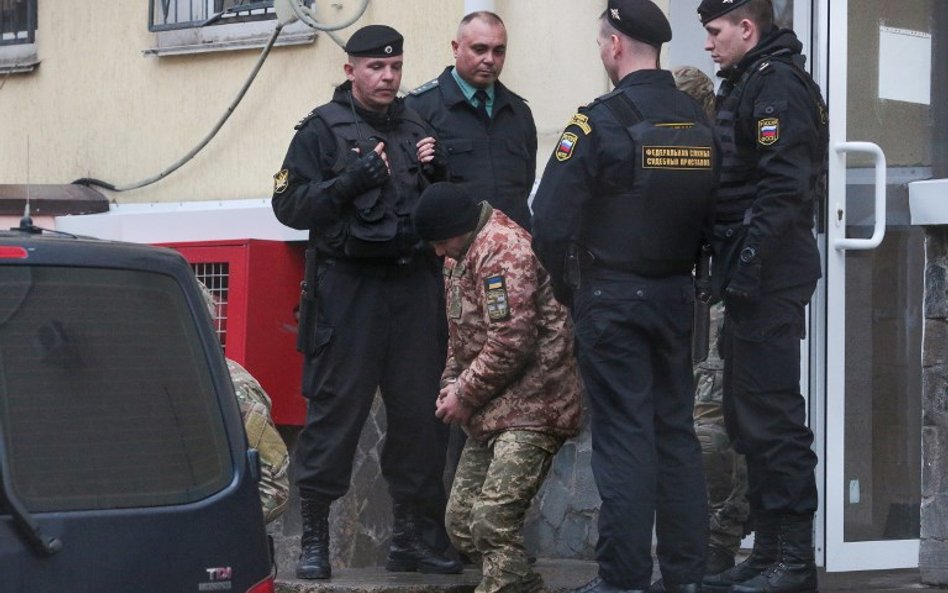 Rosja zatrzymała 24 członków załóg ukraińskich okrętów,. Trzech z nich zostało dziś aresztowanych do