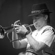 Chuck Mangione podczas koncertu inaugurującego  drugą edycję Targowa Film Street Festival w szkole f