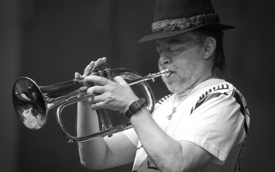 Chuck Mangione podczas koncertu inaugurującego  drugą edycję Targowa Film Street Festival w szkole f