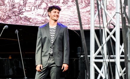 Jakub Józef Orliński podczas koncertu z okazji Urodzin Starówki w Warszawie w lipcu 2025 roku.