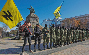 Utworzony pięć lat temu batalion Azow od początku wojny w Donbasie tworzy sieć radykałów. Próbuje ic