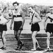 Najlepsi biegacze świata Fin Paavo Nurmi (pierwszy z prawej) i Janusz Kusociński (obok) na bieżni st