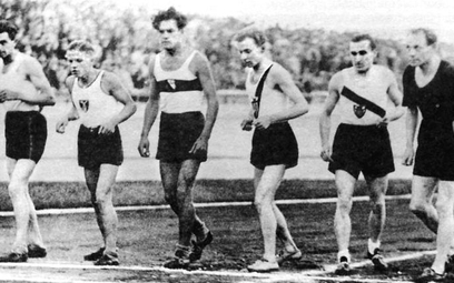 Najlepsi biegacze świata Fin Paavo Nurmi (pierwszy z prawej) i Janusz Kusociński (obok) na bieżni st