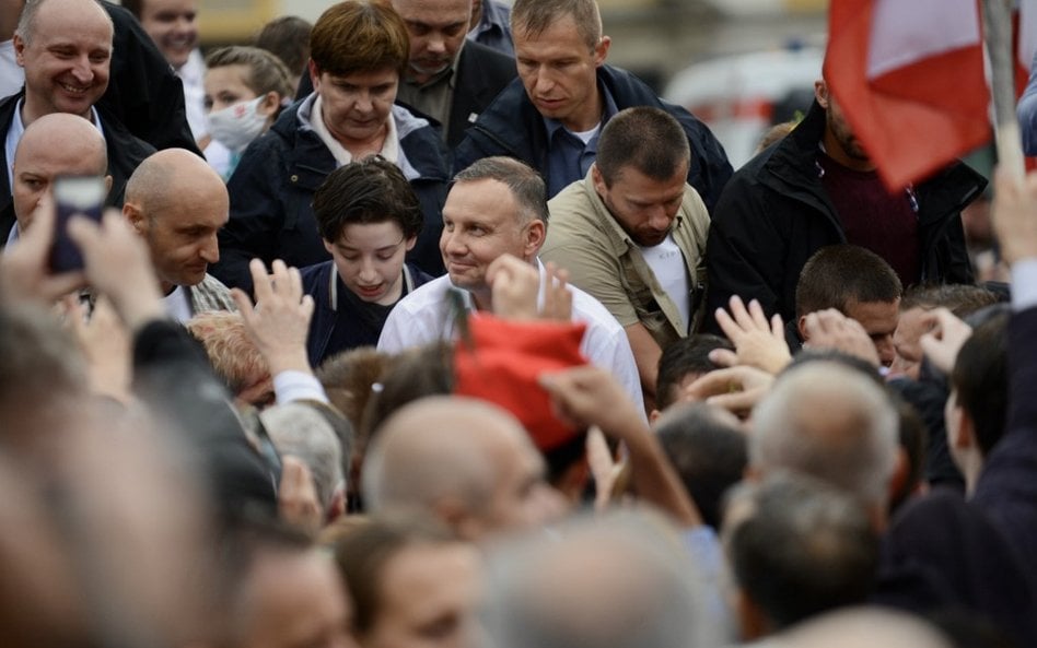 Sondaż: Duda przed Trzaskowskim o cienki włos