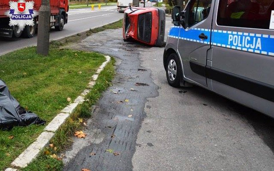 Czarny worek i rozbite auto. Akcja policji