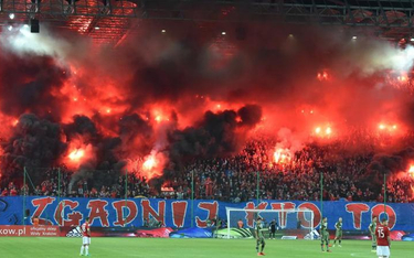 Kibice Wisły Kraków początek meczu spędzili na odpalaniu rac.