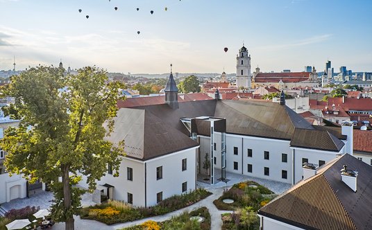 Kompleks Bokšto Skveras położony jest w sercu wileńskiej starówki.
