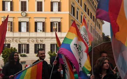 Protest przed jednym z hoteli należących do sułtana Brunei