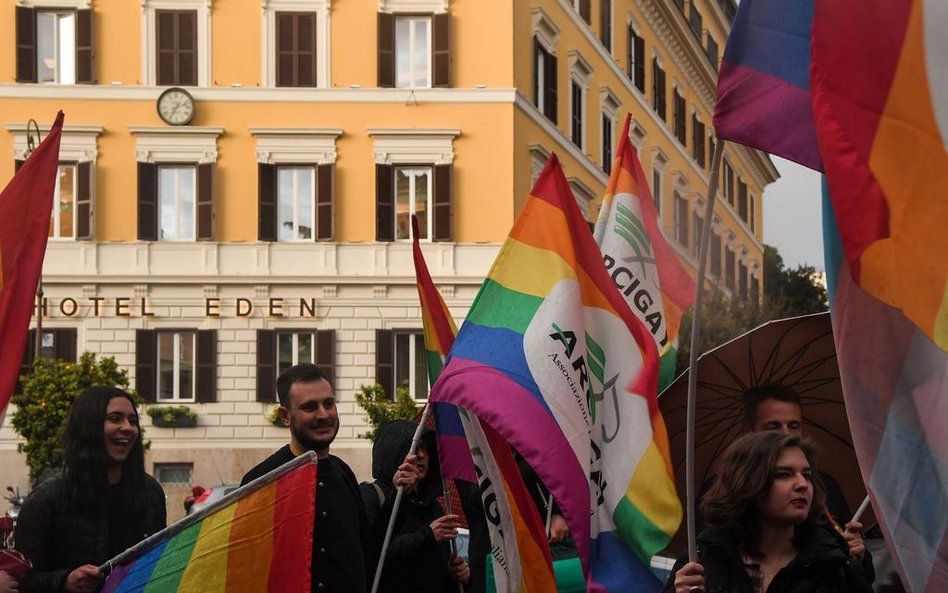 Protest przed jednym z hoteli należących do sułtana Brunei