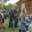 Siedlisko koło Bielska Podlaskiego. Ekipa filmowa na planie ”Wnyków” przed domem filmowej wnuczki pr