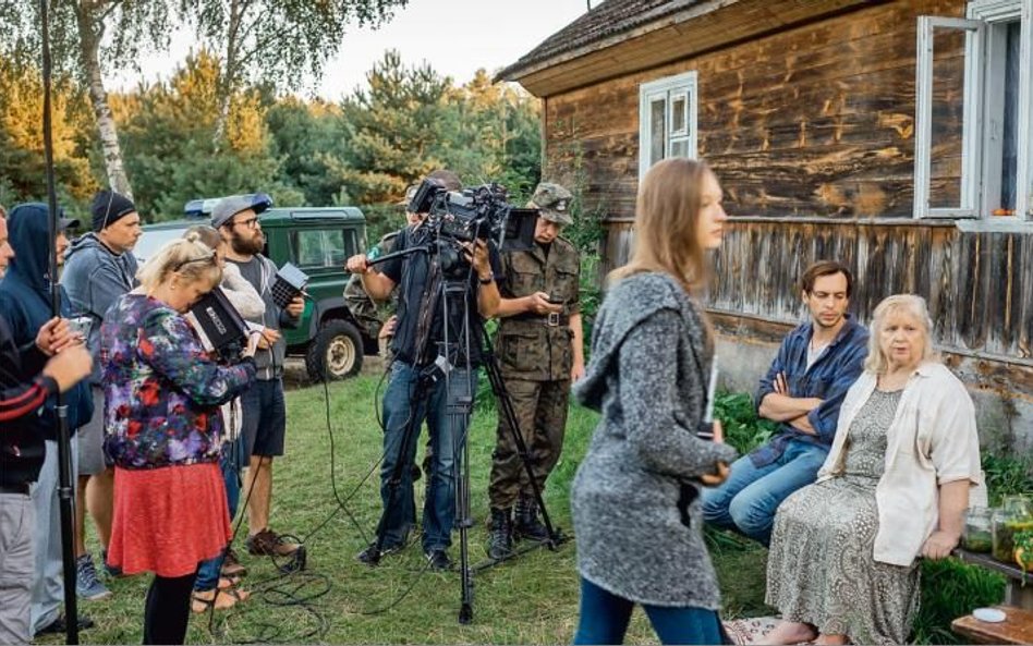 Siedlisko koło Bielska Podlaskiego. Ekipa filmowa na planie ”Wnyków” przed domem filmowej wnuczki pr