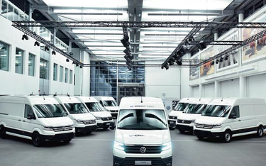 Pierwsze elektryczne furgony Volkswagen Crafter trafiły już do klientów na testy. Zgodnie z planami 