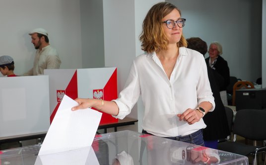 Wicemarszałek Senatu, współprzewodnicząca Partii Razem Magdalena Biejat głosuje w lokalu Obwodowej K