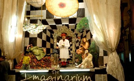 Doktor Parnassus (Christopher Plummer, na zdjęciu w tubanie) wciąga widzów w wyimaginowane światy