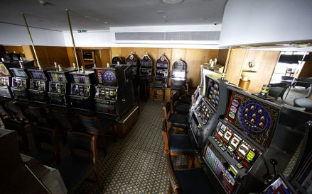 Pokój z zabytkowymi automatami do gry. Maszyny są teraz jedynie częścią wystroju statku.