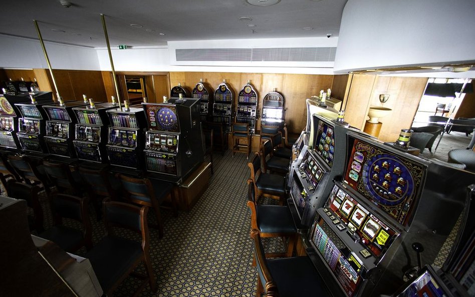 Pokój z zabytkowymi automatami do gry. Maszyny są teraz jedynie częścią wystroju statku.