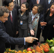 Francuski prezydent Nicolas Sarkozy i prezydent Chin, Hu Jintao z małżonką (druga od prawej) w resta
