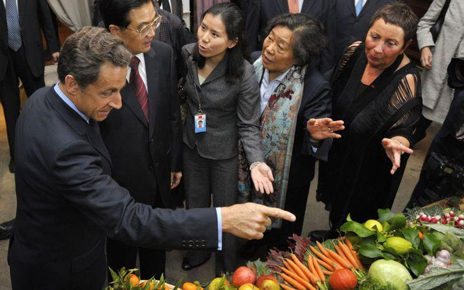 Francuski prezydent Nicolas Sarkozy i prezydent Chin, Hu Jintao z małżonką (druga od prawej) w resta
