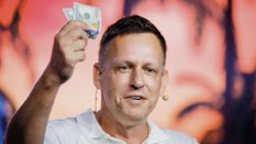 Peter Thiel w 2022 r. (na konferencji w Miami poświęconej bitcoinowi). Czy dysponując odpowiednim ka