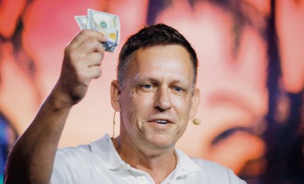 Peter Thiel w 2022 r. (na konferencji w Miami poświęconej bitcoinowi). Czy dysponując odpowiednim ka