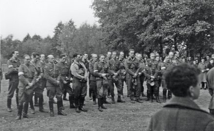 Msza polowa na placu apelowym w Wierszach w Puszczy Kampinoskiej