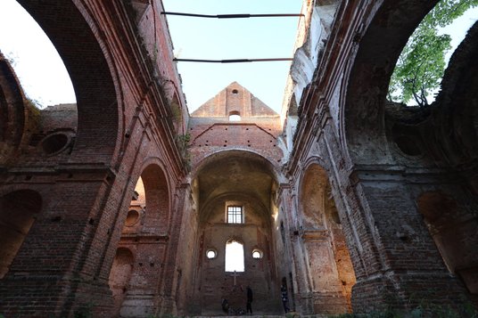 Wnętrzne ruin kościoła rzymskokatolickiego w Kisielinie, stan współczesny
