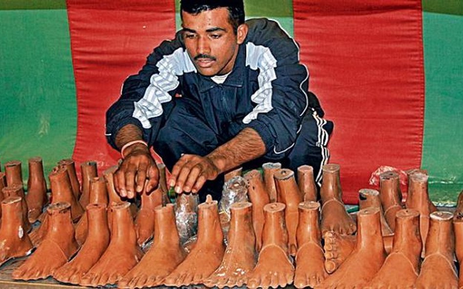 Liczba ofiar bomb kasetowych rośnie rokrocznie o kilkanaście procent. Na zdjęciu: pracownia protetyc