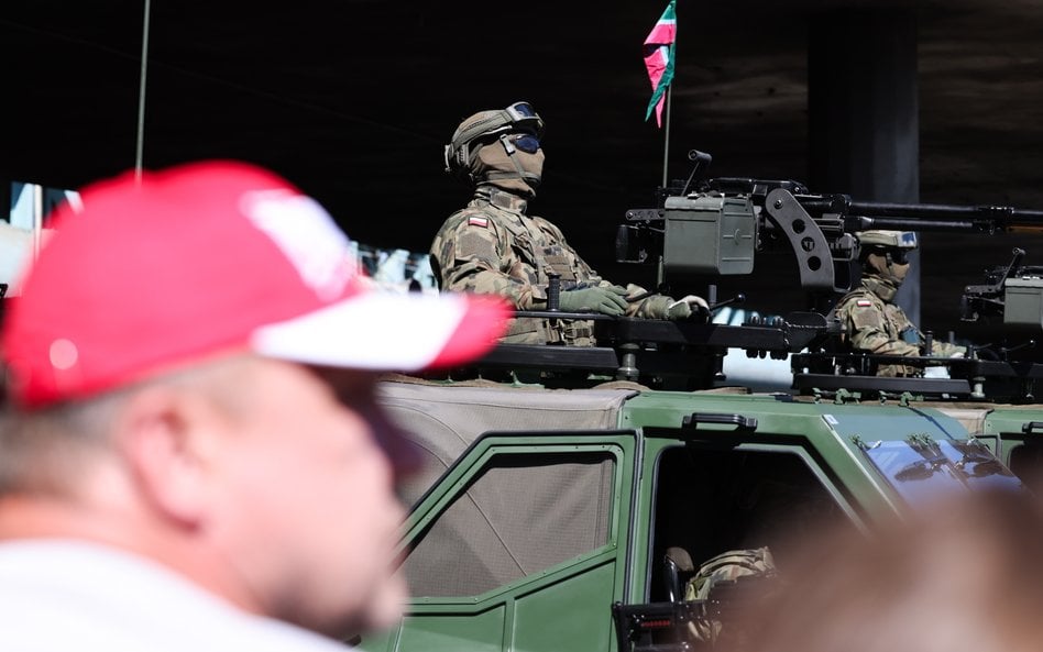 Manewry w centrum Warszawy i na Bałtyku to także element wojskowego szkolenia.