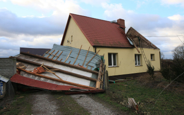 Zniszczony dom przy ulicy Półwiejskiej w Gorzowie Wielkopolskim po przejściu wichury