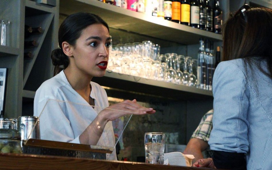 Alexandria Ocasio-Cortez znów stanęła za barem