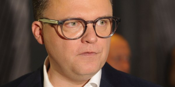 Polacy nadal najbardziej ufają Karolowi Nawrockiemu. Szymon Holownia z najmniejszym zaufaniem