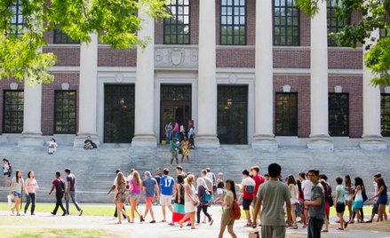 Koszt studiów w Harvard College w roku 2014/2015 wynosił wraz z utrzymaniem 58,7 tys. dolarów